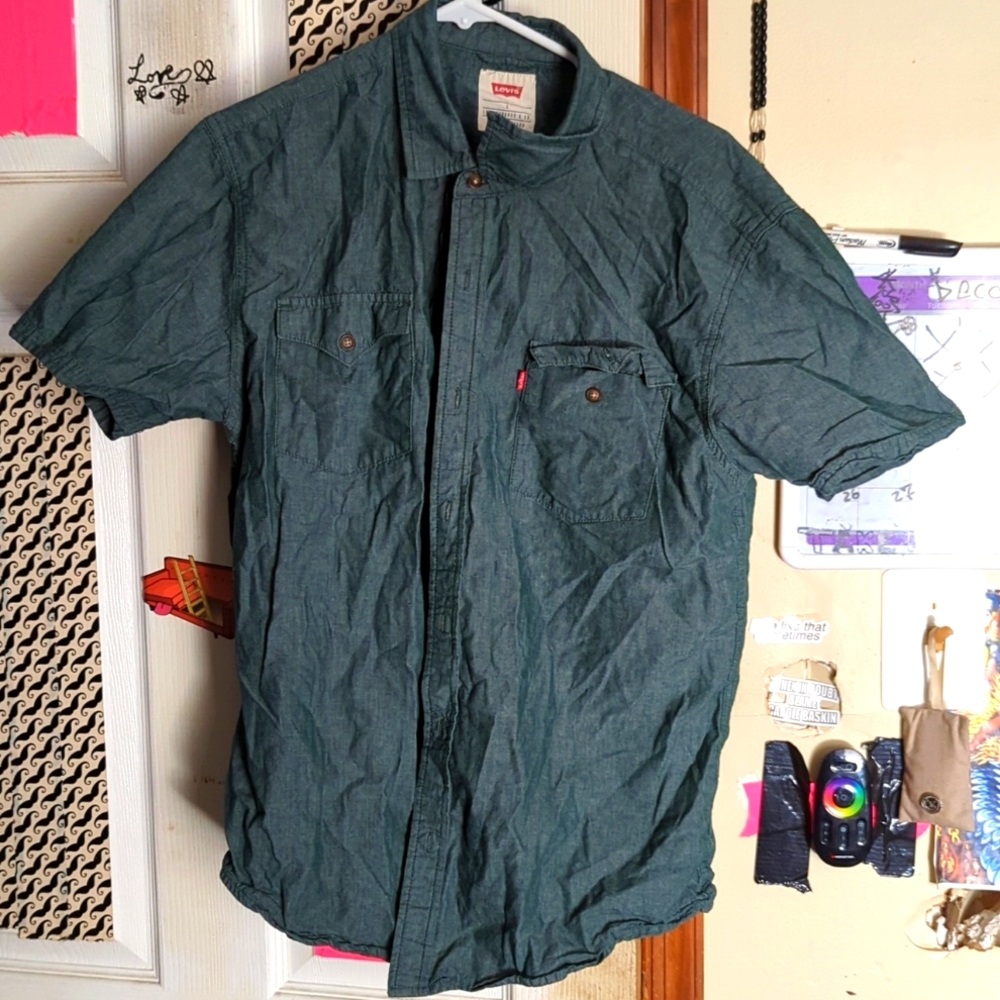 Levi's button down Tee - Picture 3 of 4
